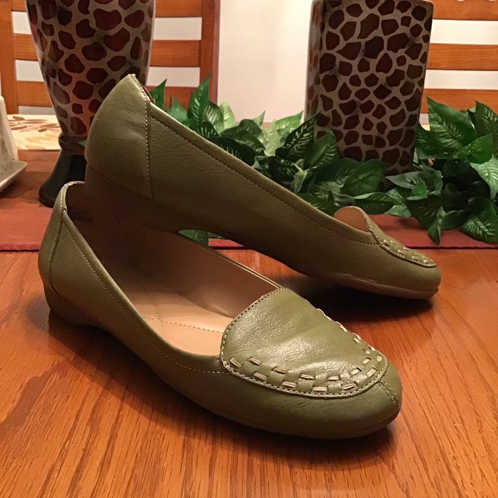 E.U.C. NATURALIZER Olive Leather Flats, SZ 11